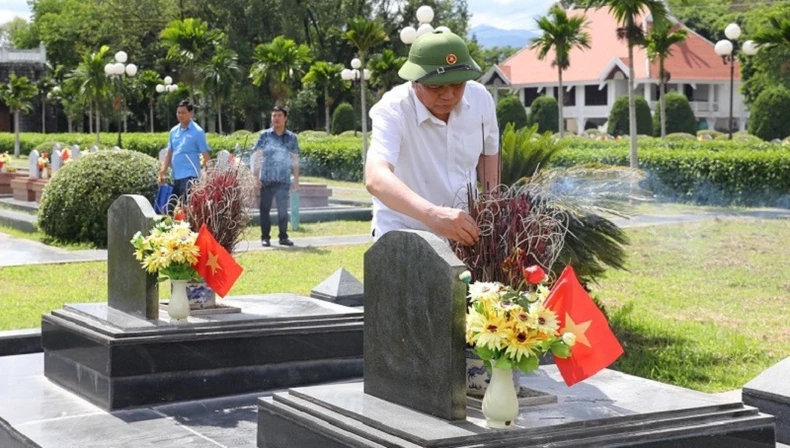 El camarada Nguyen Xuan Thang visitó y entregó regalos a las familias de los políticos en la provincia de Dien Bien, foto 3