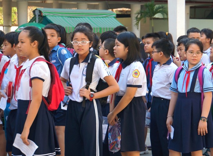 Los estudiantes hacen fila para tomar el examen de ingreso al sexto grado en Tran Dai Nghia, 2022. Foto: Manh Tung