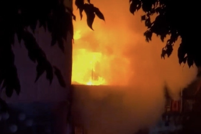 ホーチミン市で住宅火災、3人が隣家に登って避難