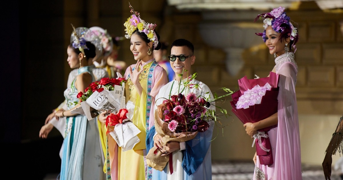 H'Hen Nie y Ky Han llevan un ao dai elaborado y diseñado.