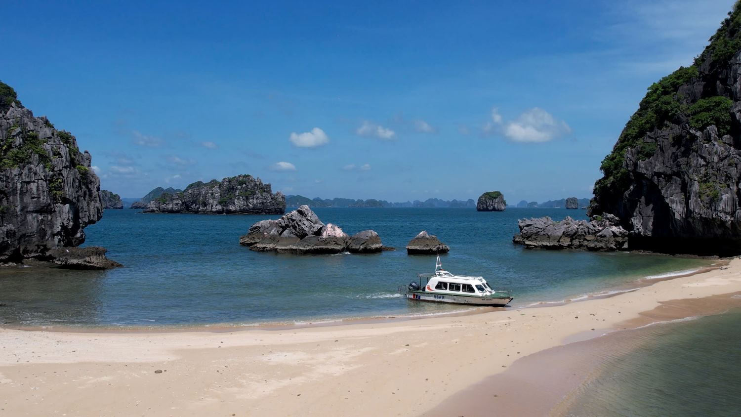 Currently, in the middle of Ha Long Bay, there are about 200 sandbanks located at the foot of mountains in the middle of the sea, including Cat Oan beach, but only one sandbank has been put into exploitation to serve tourists. Photo: Nguyen Hung