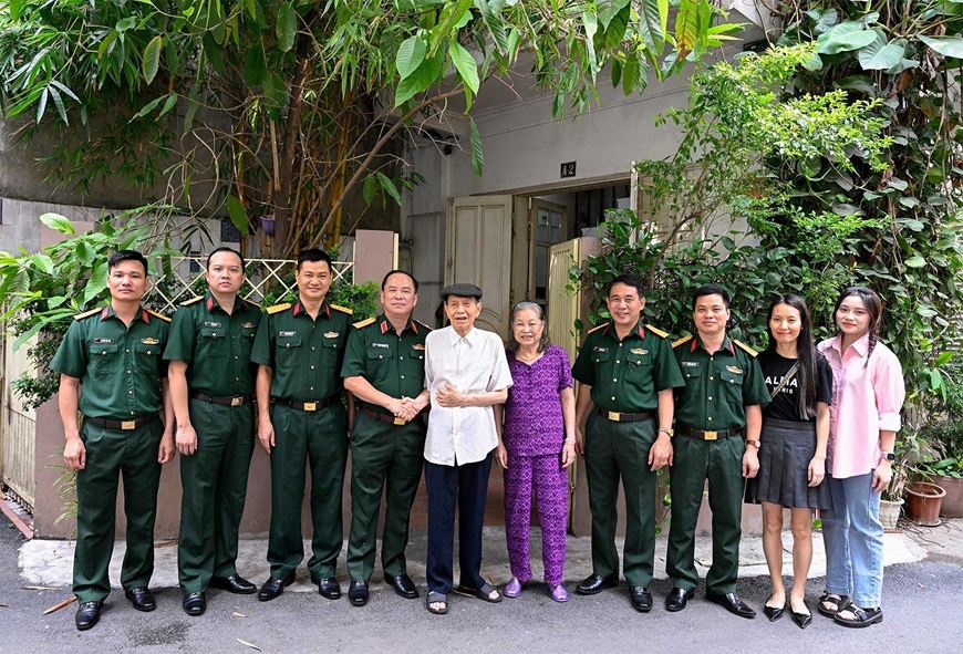 People's Army Newspaper leader visited Thanh Pham Phu Bang and other reporters. Next photo 1