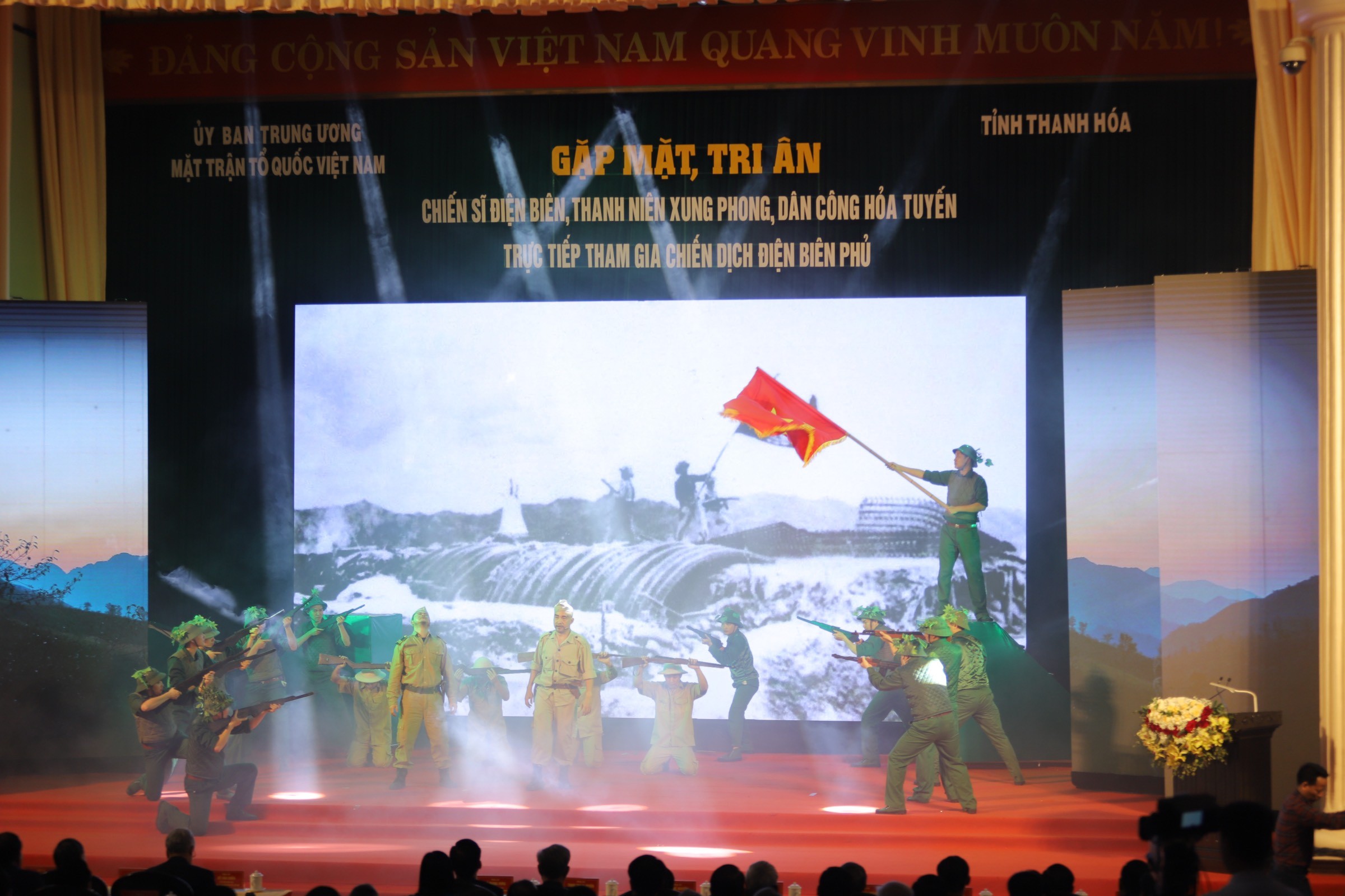 กิจกรรม - พบปะกับทหาร อาสาสมัครเยาวชน และคนงานที่เข้าร่วมโครงการเดียนเบียนฟู