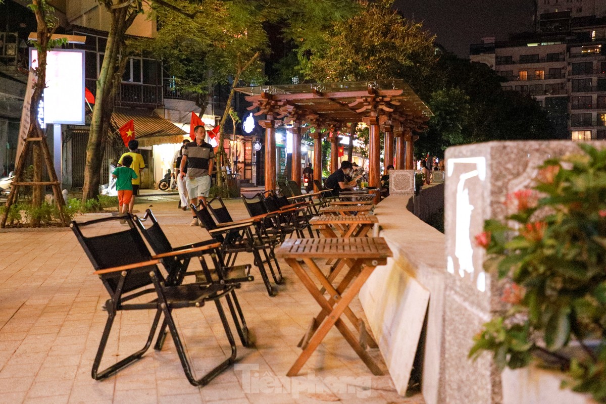 People spread mats and set up tables to drink coffee in the middle of Ngoc Khanh Lake walking street photo 12