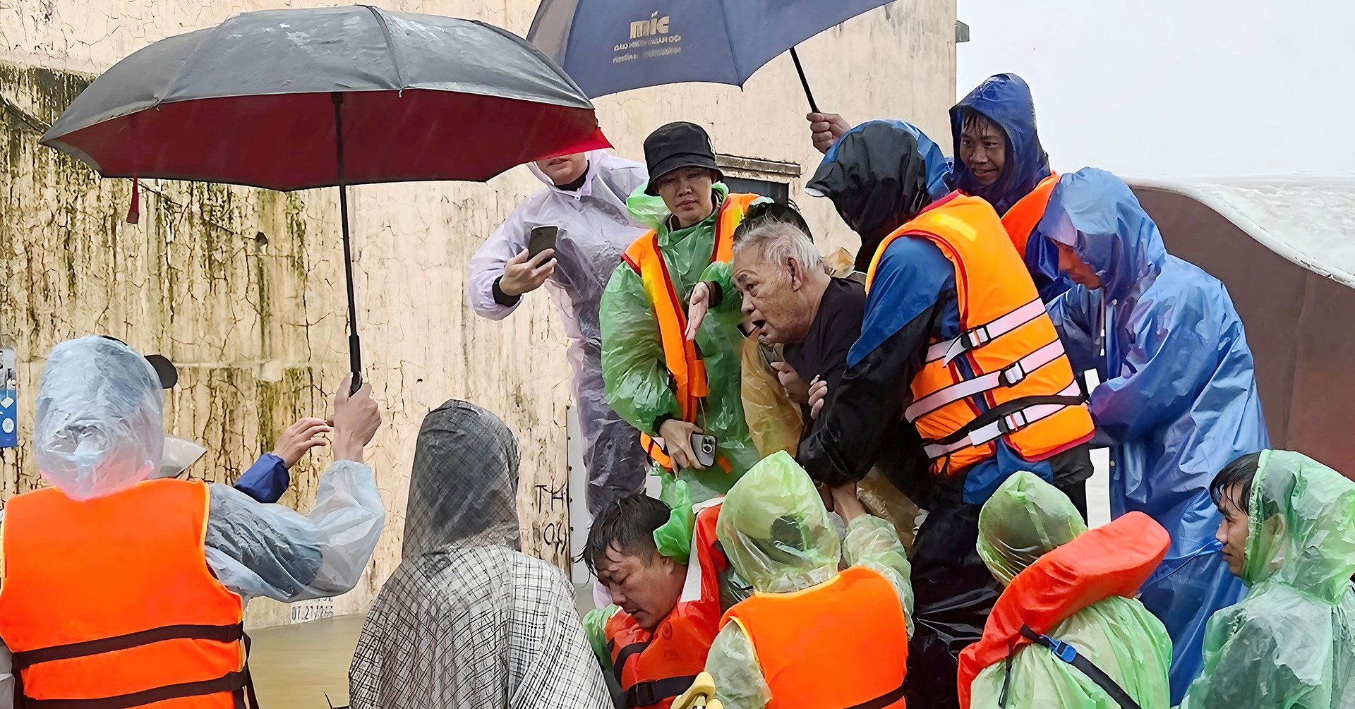 Hochwasser steigt, Distrikt Le Thuy fordert Gruppen auf, Hilfsarbeiten vorübergehend einzustellen