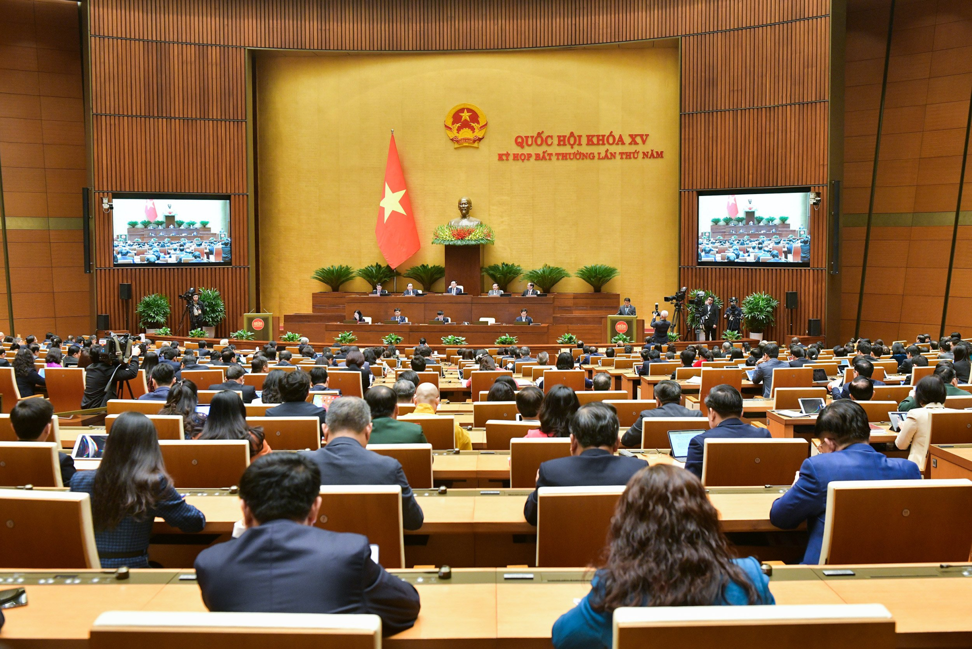 L'Assemblée nationale a adopté une résolution sur un certain nombre de politiques spéciales pour mettre en œuvre des programmes cibles nationaux, image 4.