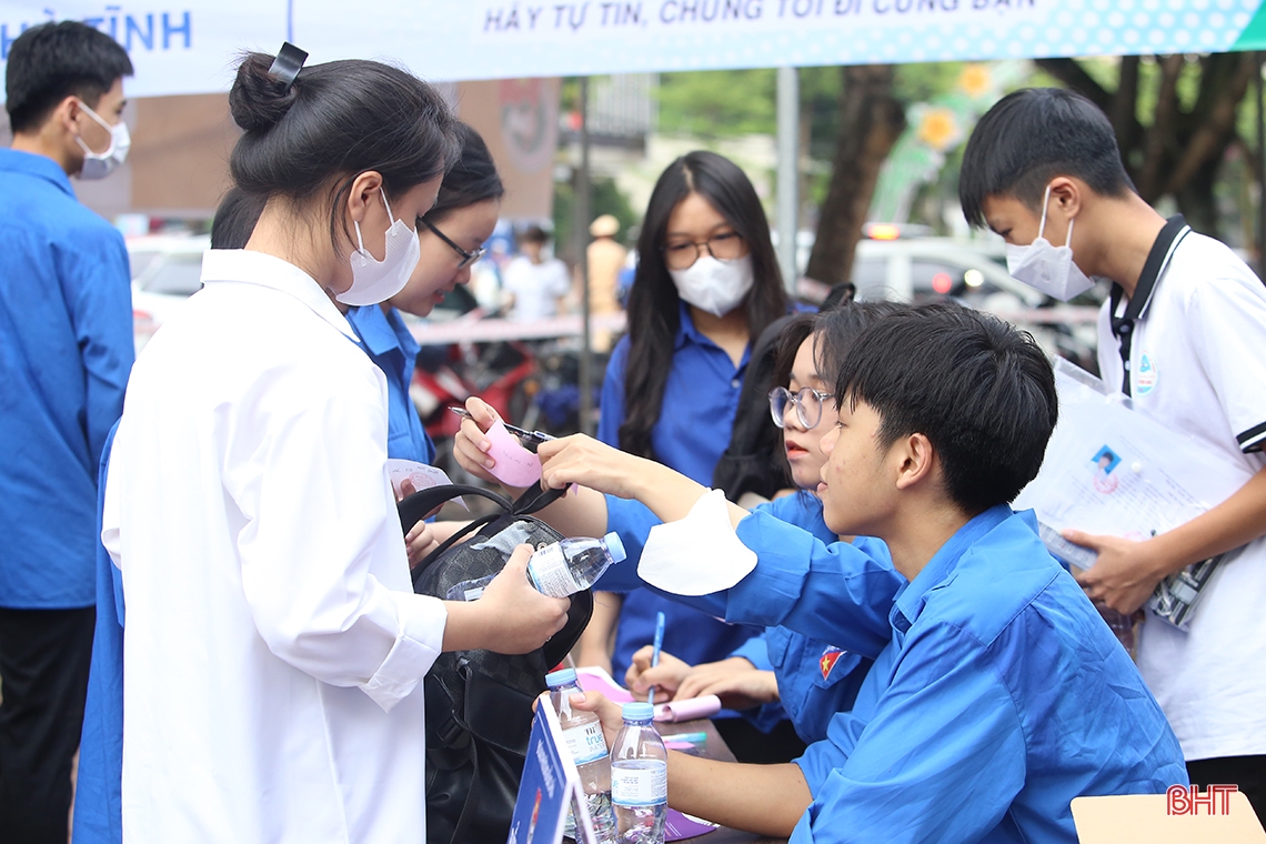 Acompañando a los estudiantes de Ha Tinh