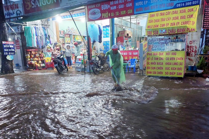 « Mal de tête » avec le problème des inondations localisées à Pleiku photo 4