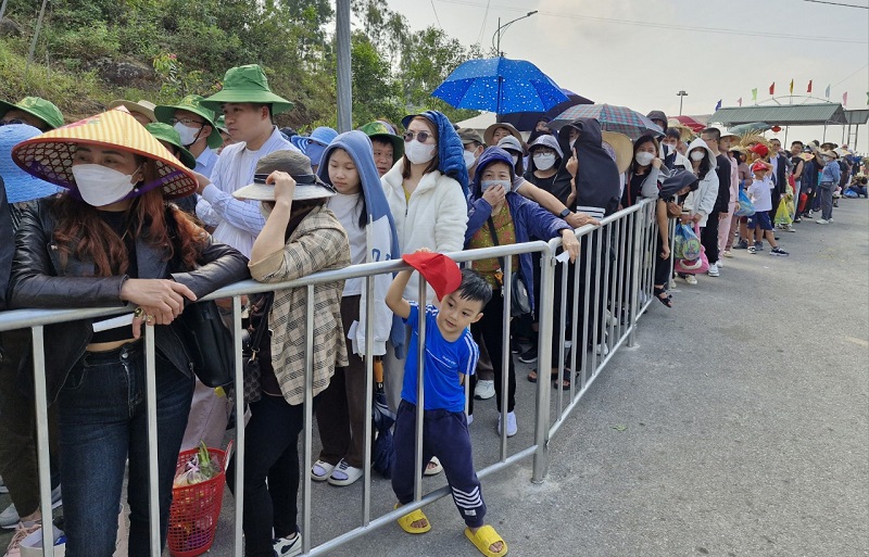 Tourists queue up to take the electric car to Huong Tich Pagoda.