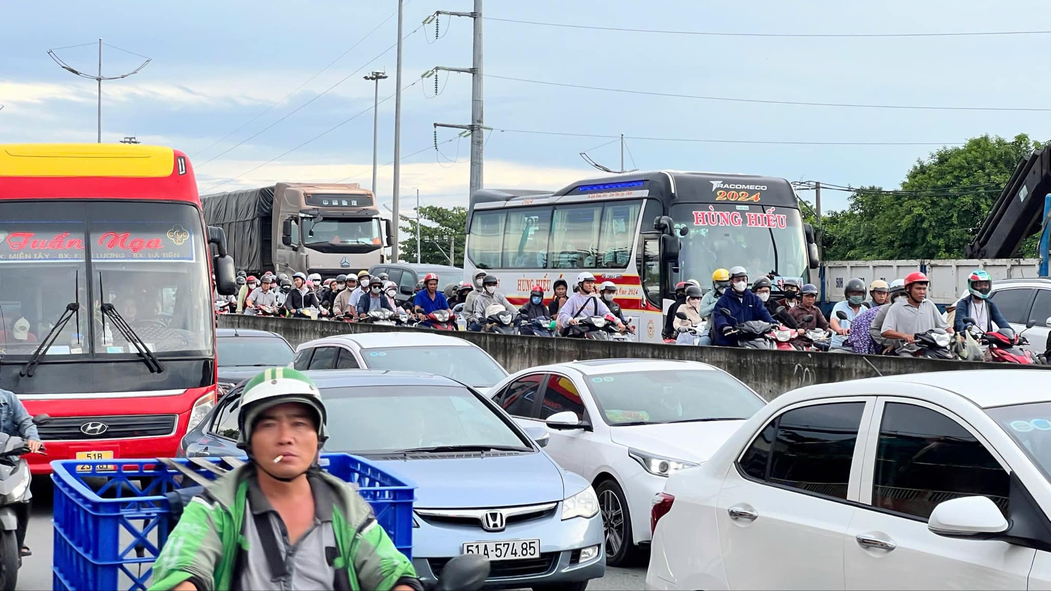 Người dân tay xách nách mang trở lại TP.HCM sau nghỉ lễ- Ảnh 3.