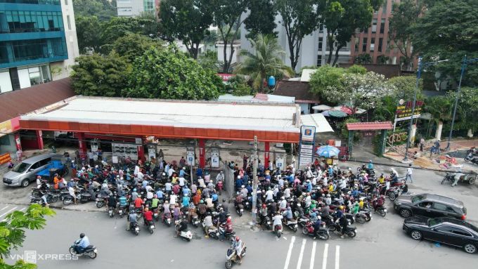 Hundreds of motorbikes and cars surrounded a gas station on To Ky Street, District 12, waiting to fill up, October 2022. Photo: Dinh Van