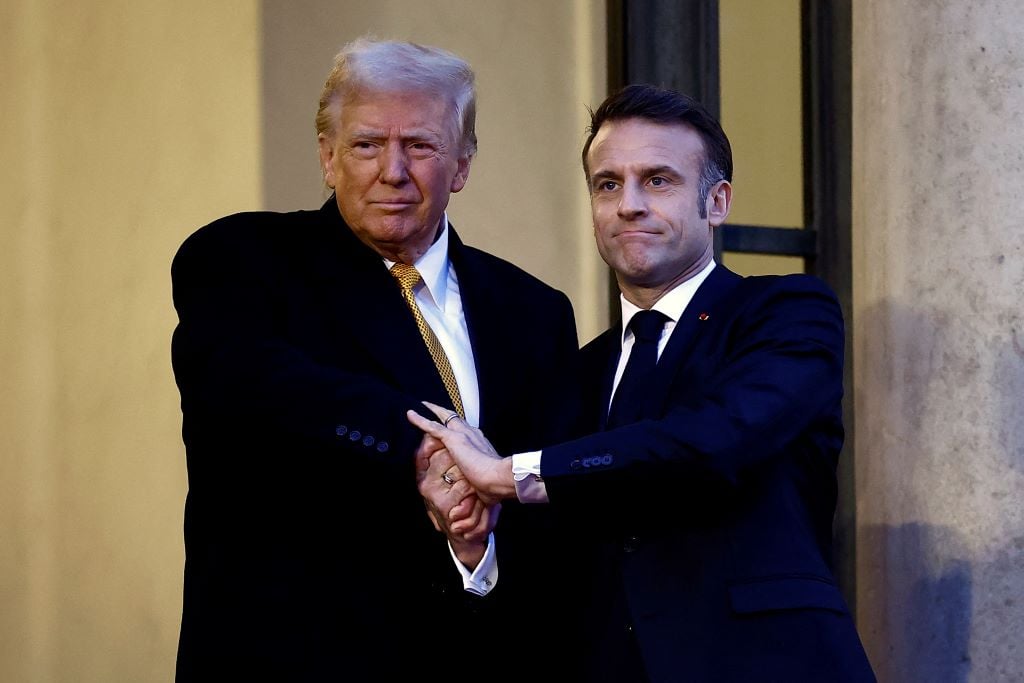 'Cuộc so kè' bắt tay của ông Trump và ông Macron- Ảnh 1.