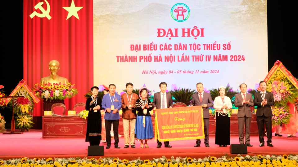 Chairman of Hanoi People's Committee Tran Sy Thanh, on behalf of the Hanoi leaders, presented a congratulatory banner to the Congress.