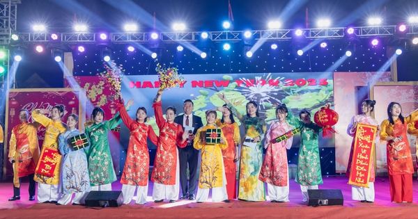 Diversidad cultural en la bienvenida al nuevo año 2025 en Quang Binh