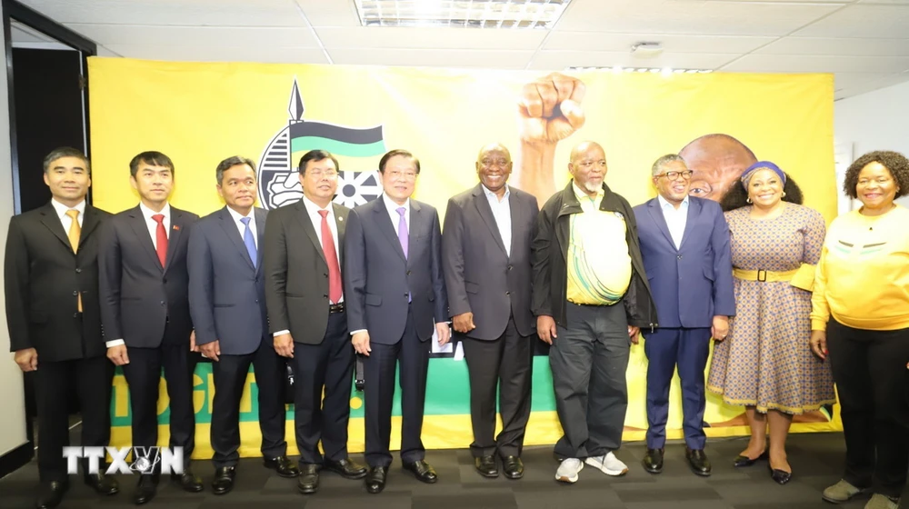ANC 위원장이자 남아프리카공화국 대통령인 시릴 라마포사가 베트남 공산당 대표단과 함께 당 본부에서 회의를 하고 있다. (사진: 홍민/VNA)