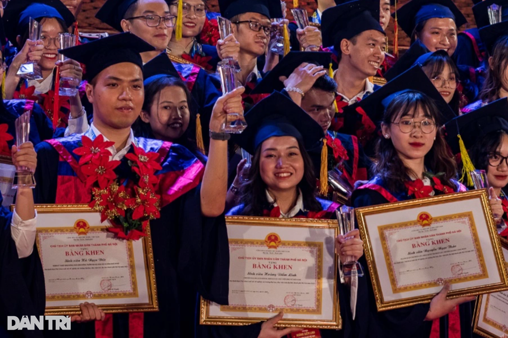 Hanoi honors 96 excellent valedictorians at the Temple of Literature - Quoc Tu Giam