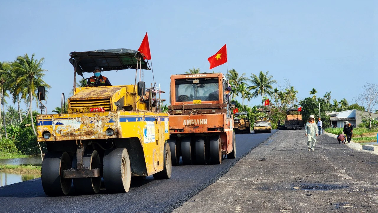 Quảng Ngãi: Kiện toàn ban quản lý dự án, đẩy mạnh thi công loạt dự án giao thông lớn- Ảnh 1.