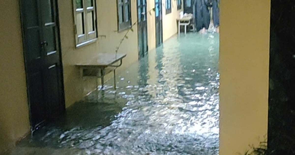 Muchas escuelas en Quang Binh permiten que los estudiantes se queden en casa debido a las inundaciones