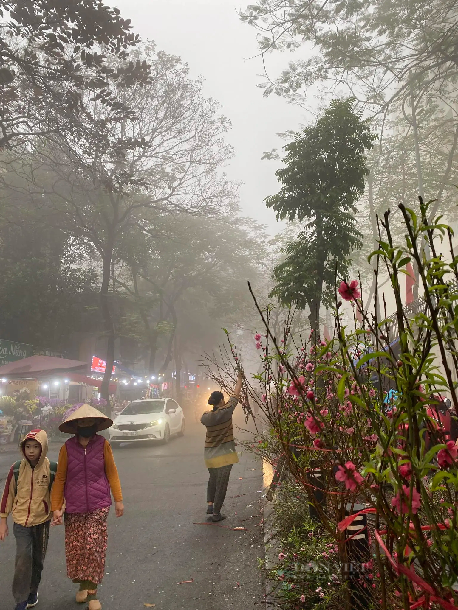 Sương mù dày đặc khó tin, tầm nhìn xa chỉ... 20 mét ở Hà Nội- Ảnh 4.