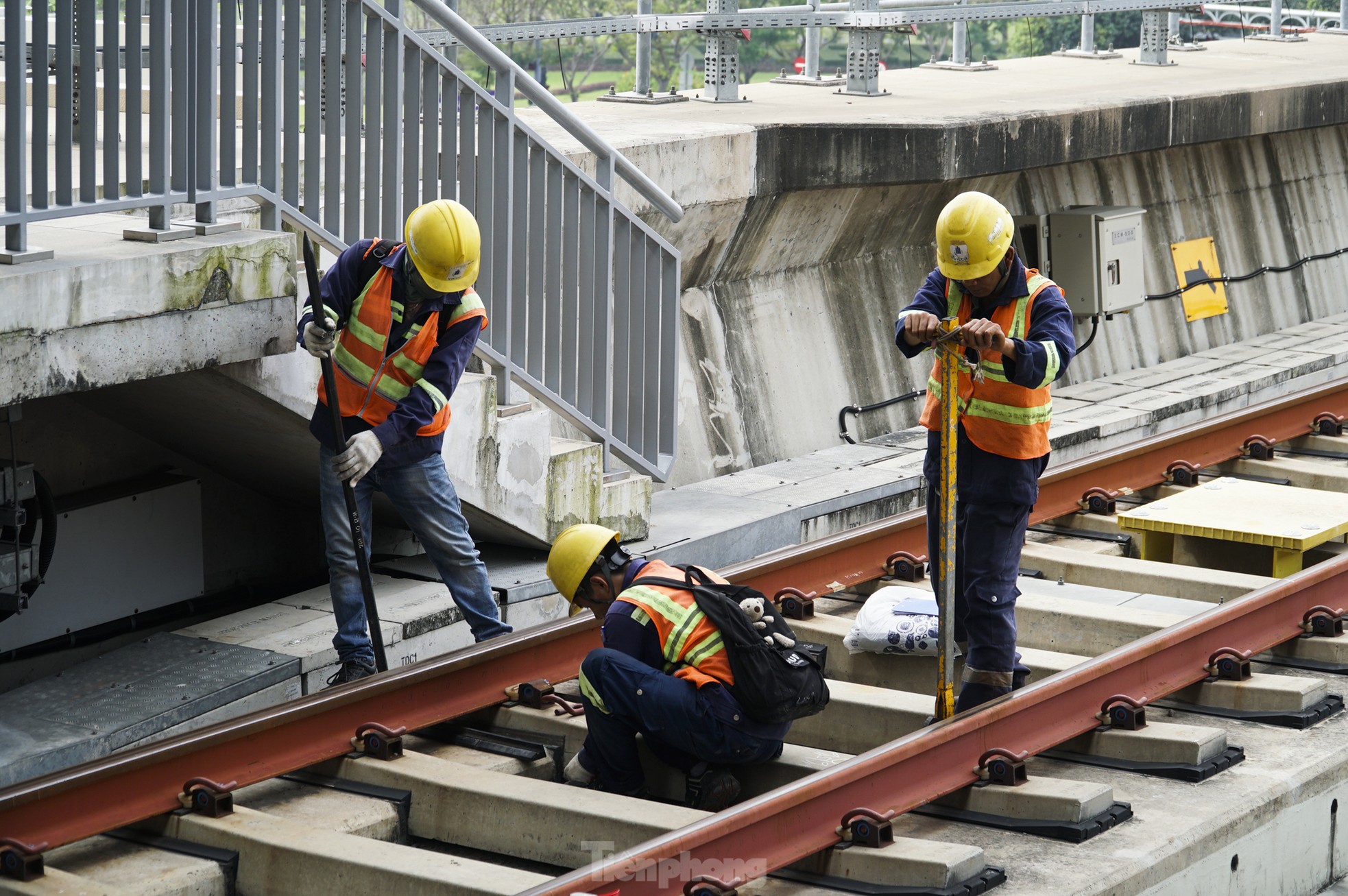 Tận thấy nhiệm vụ quan trọng đội kỹ sư đang thực hiện trong metro số 1 trước ngày vận hành ảnh 5