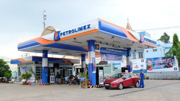 Vietnam National Petroleum Group - Petrolimex achieved impressive profits in the first 6 months of 2024. Photo: Nguyen Anh