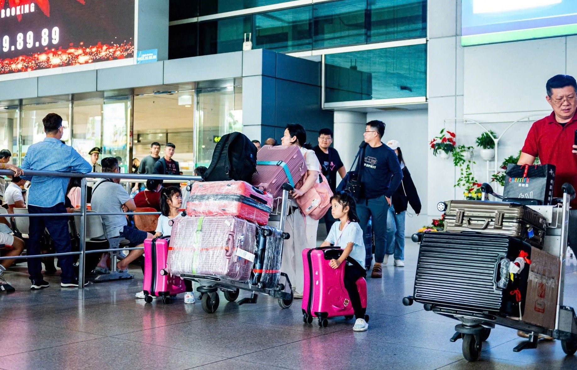 Scène inattendue pendant l'heure de pointe à l'aéroport de Tan Son Nhat le jour de l'An, photo 6