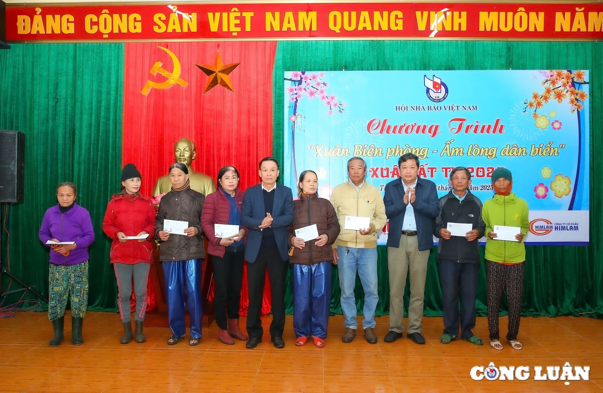 hoi nha bao viet nam noi vong tay nhan ai ho tro nguoi ngheo tinh quang tri hinh 6