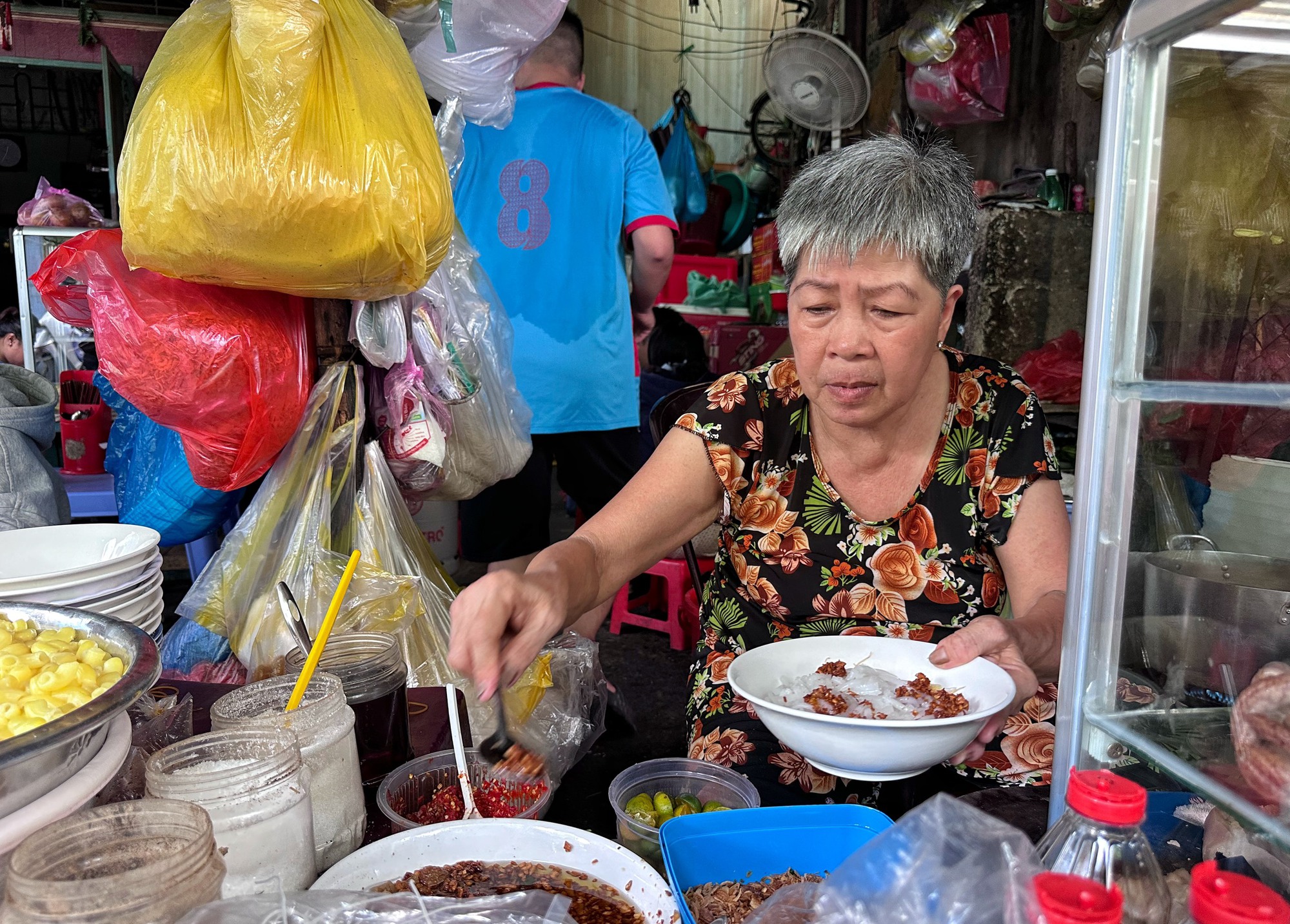 Quán bình dân, giá vừa túi tiền ở TP.HCM: Hủ tiếu dì Hai '5.000 đồng cũng bán' - Ảnh 4.