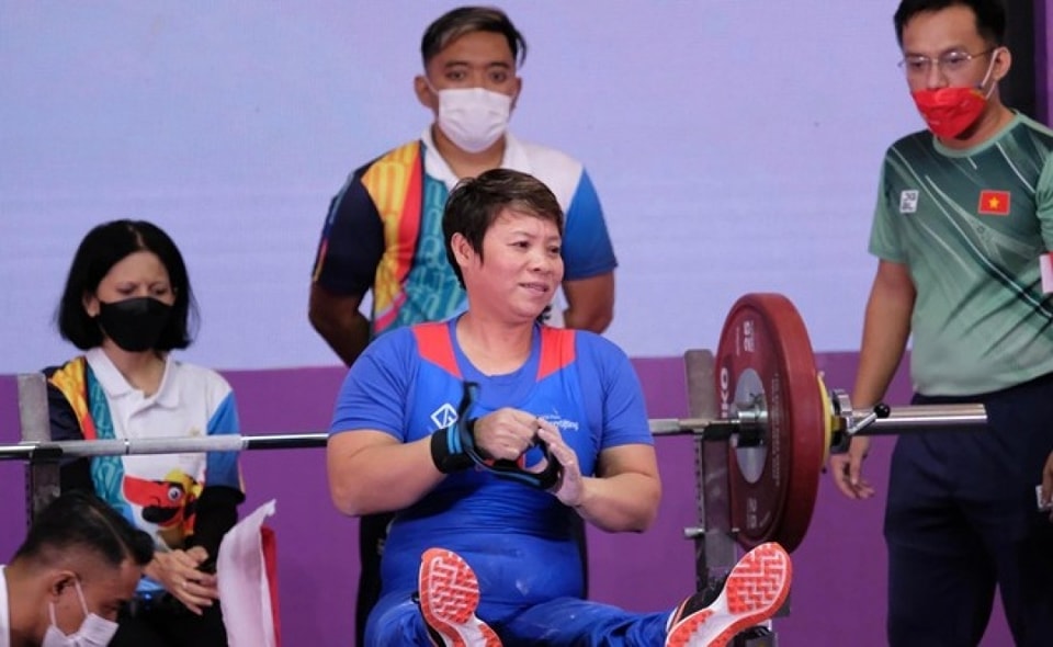 Female athlete Chau Hoang Tuyet Loan (from Khanh Hoa) broke the record for women's weightlifting, 55 kg category at the 12th Para Games. (Source: Vietnam Sports)