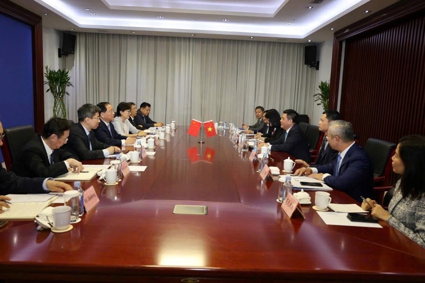 The meeting between Minister of Industry and Trade Nguyen Hong Dien and Chinese Minister of Industry and Technology Jin Zhuanglong took place on the morning of September 30. (Photo: Ministry of Industry and Trade)