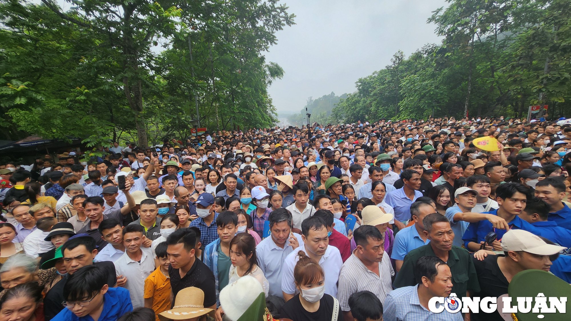 phu tho bien nguoi do ve dang le o den hung trong ngay chinh hoi hinh 7