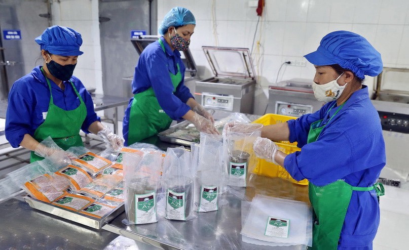 Packaging ham and sausage products at Hoang Long Cooperative (Tan Uoc Commune, Thanh Oai District). Photo: Anh Ngoc