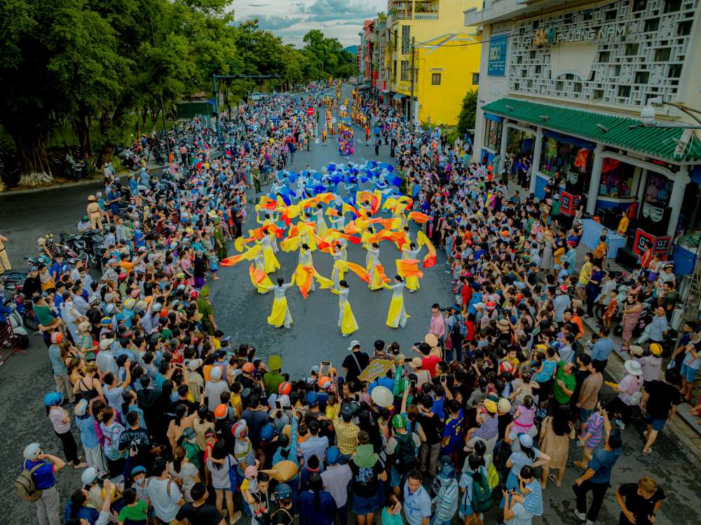 El nuevo período ayudará a la ciudad de Hue a preservar y promover aún más el valor patrimonial de la antigua capital y la identidad cultural de Hue, con características culturales, patrimoniales, ecológicas, paisajísticas, ambientalmente amigables e inteligentes. Es una oportunidad para que Hue se convierta en uno de los centros más importantes y únicos del Sudeste Asiático en términos de cultura, turismo y atención sanitaria especializada. En el futuro, creará muchas oportunidades nuevas, atraerá inversiones y desarrollará la economía, al tiempo que mejorará la calidad de vida de las personas.