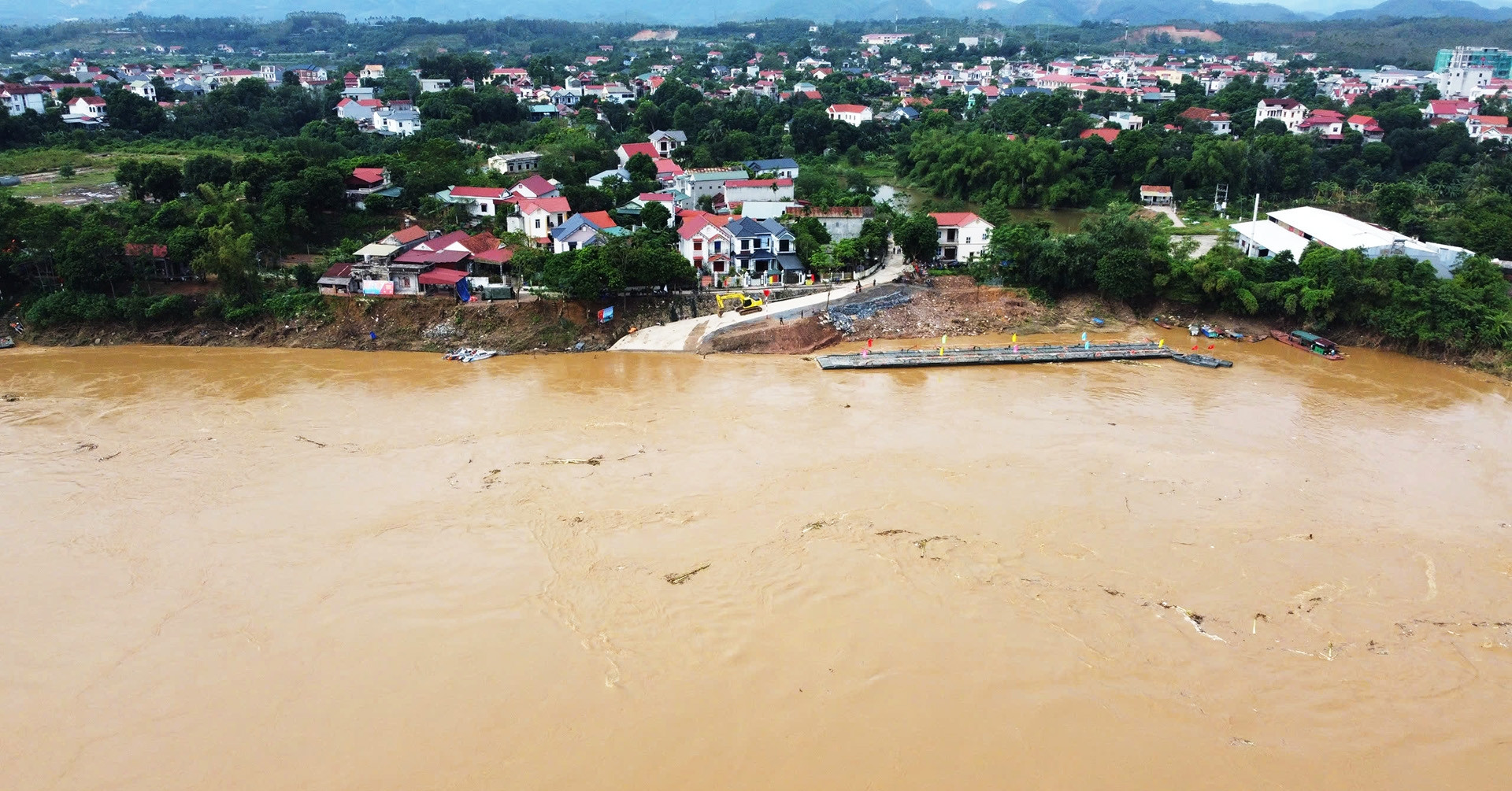 Khẩn cấp tháo cầu phao Phong Châu