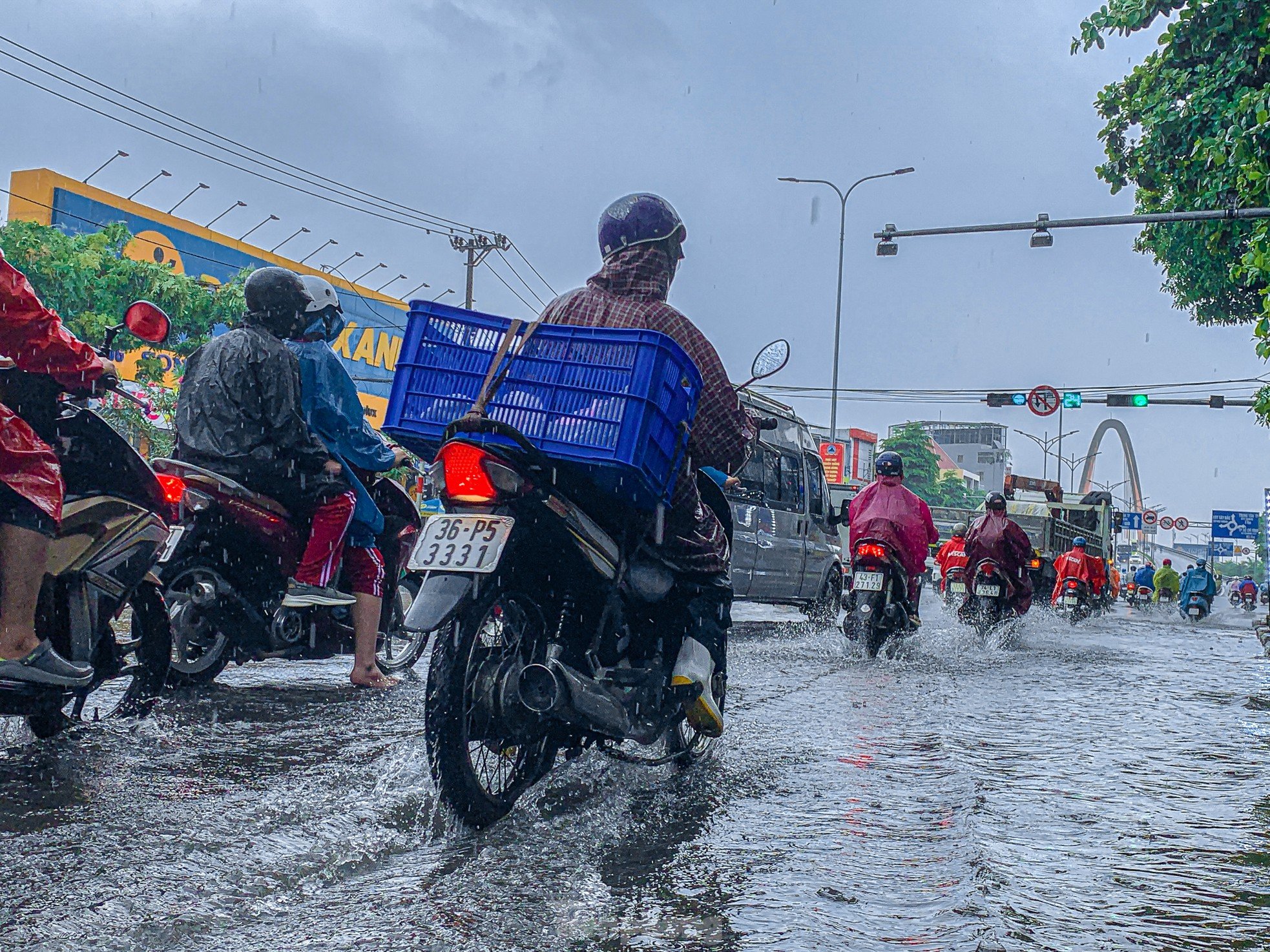 Viele Straßen in Da Nang wurden nach dem goldenen Regen zur Abkühlung überflutet Foto 7