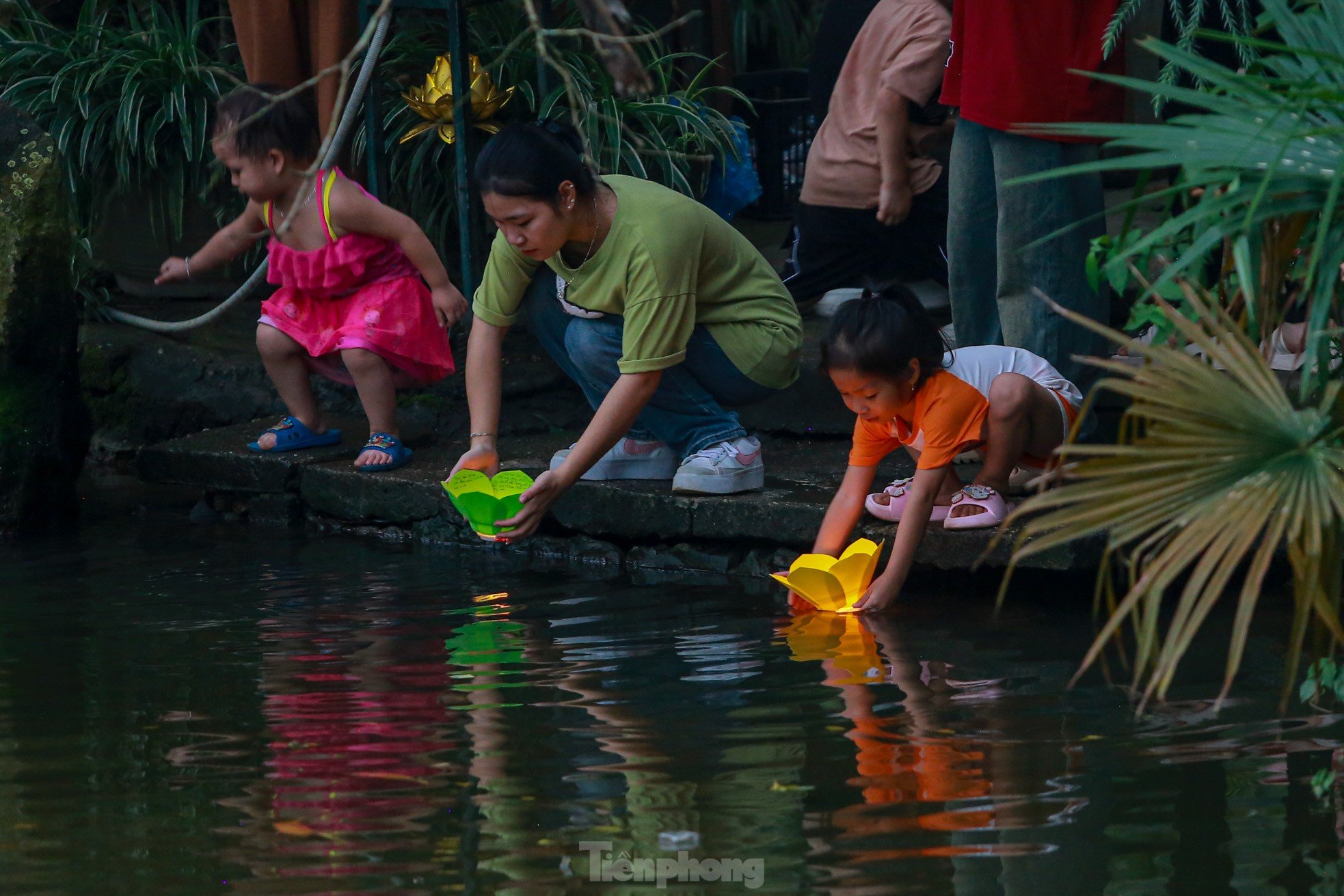 People in the capital release flower lanterns to show their gratitude during Vu Lan festival photo 12