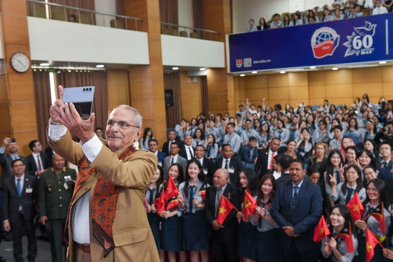 Timor-Lestes Präsident José Ramos-Horta unterhält sich mit Studenten der Diplomatischen Akademie