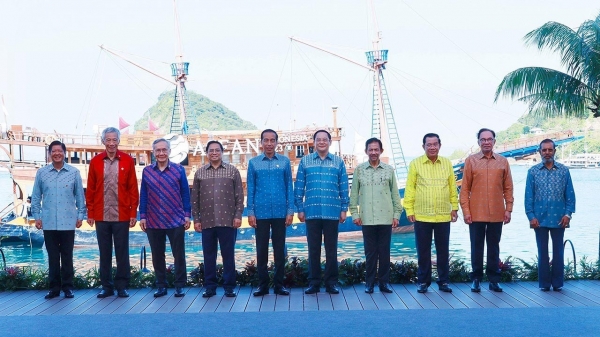 What is special about the 'chicken eye' patterned fabric used to make the outfits of leaders attending ASEAN 42, personally chosen by the President of Indonesia?