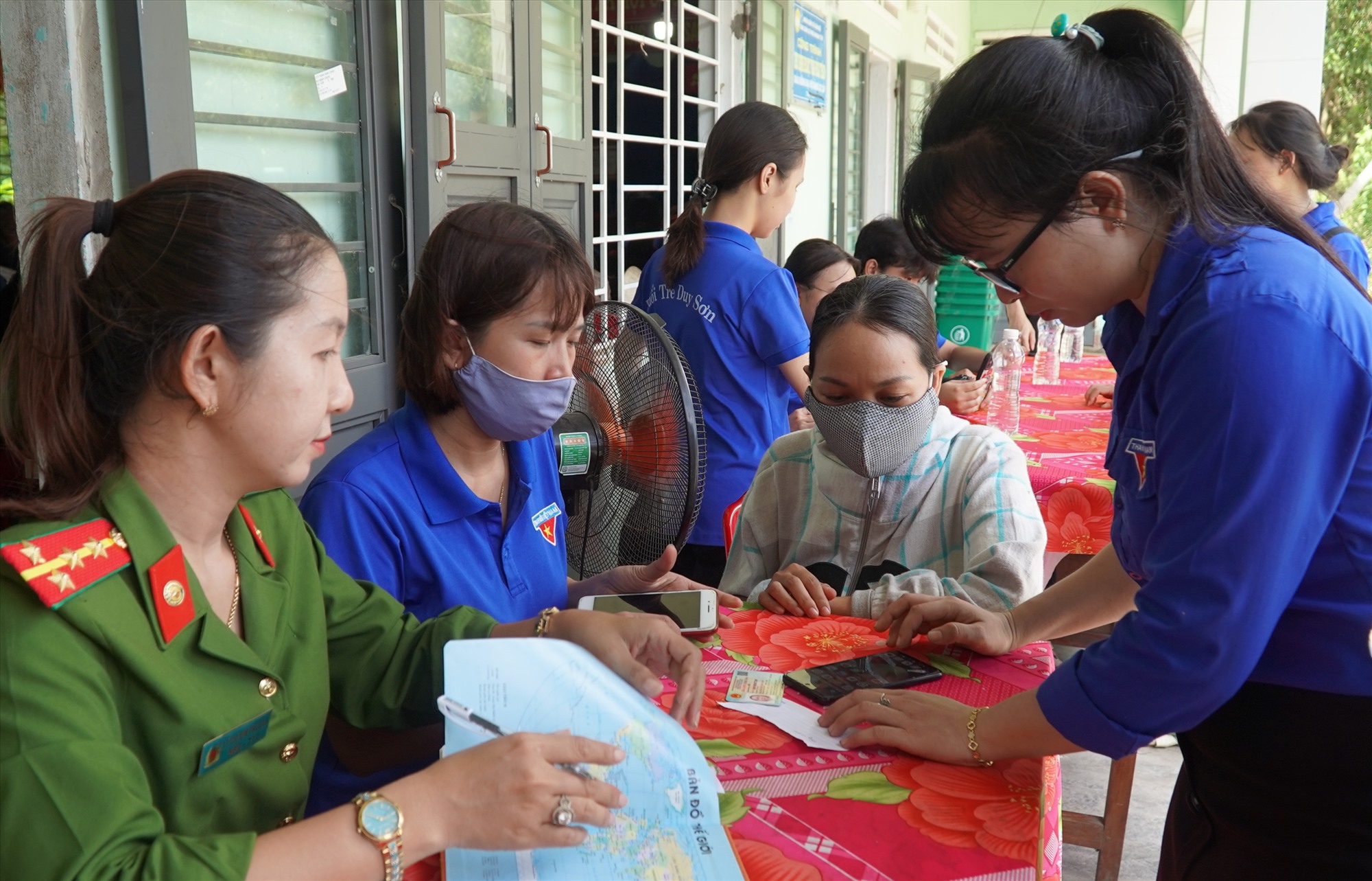 Youth Union members participate in propaganda and instructions on installing and using the VNeID application.