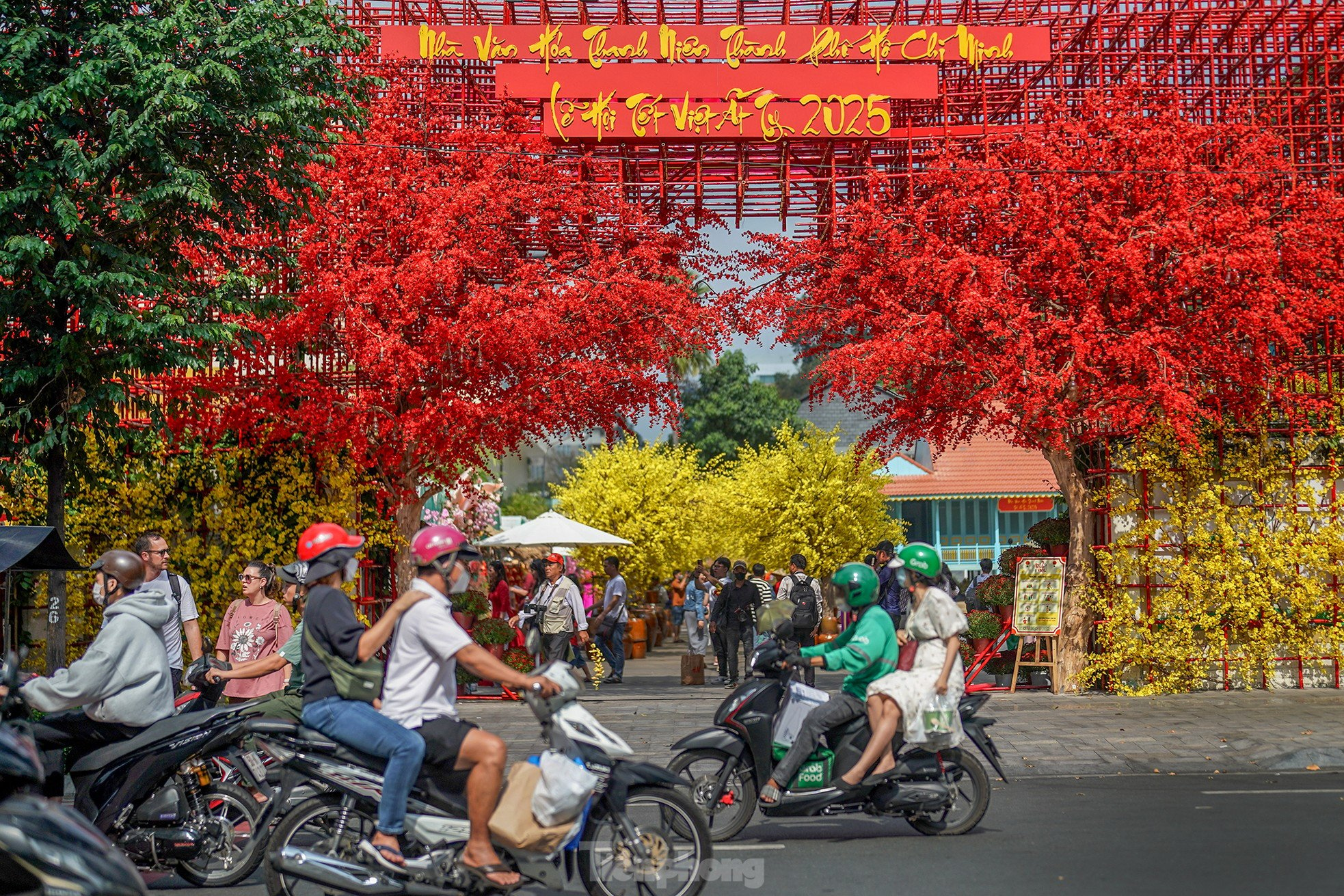 Les rues de Ho Chi Minh-Ville sont remplies de couleurs printanières photo 8