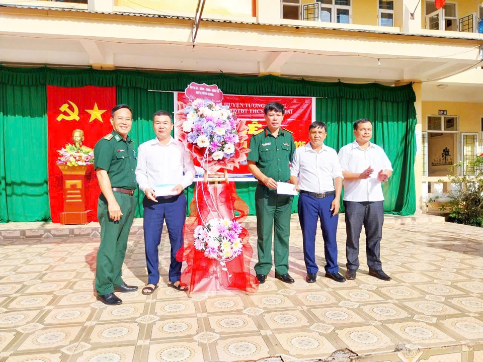 Ngày khai giảng, thầy và trò trường Phổ thông dân tộc bán trú Tiểu học cơ sở Nhôn Mai, xã Nhôn Mai, huyện Tương Dương thêm niềm vui khi được các chiến sỹ biên phòng tặng quà chúc mừng.