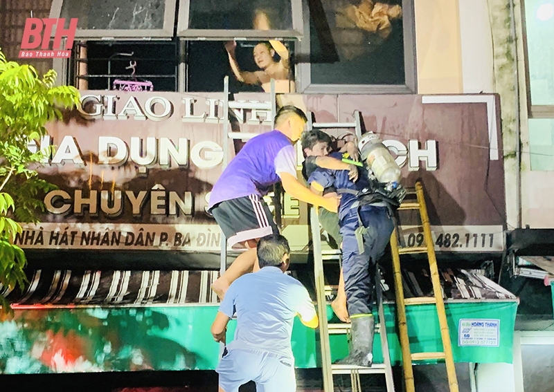 매우 심각한 화재로 2명이 사망했습니다.