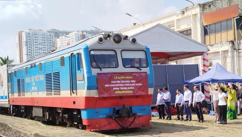 Abfahrt des ersten Zuges, der frische Kokosnüsse aus dem Süden nach China exportiert, Foto 4