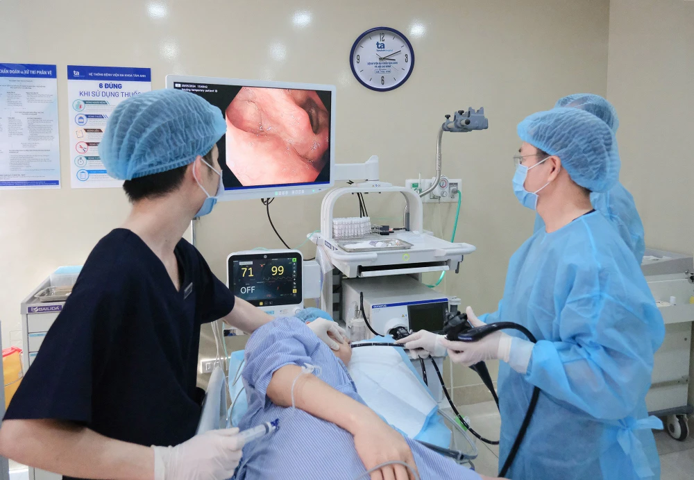 Doctor of Tam Anh Hospital, HCMC, performs gastric endoscopy for patient