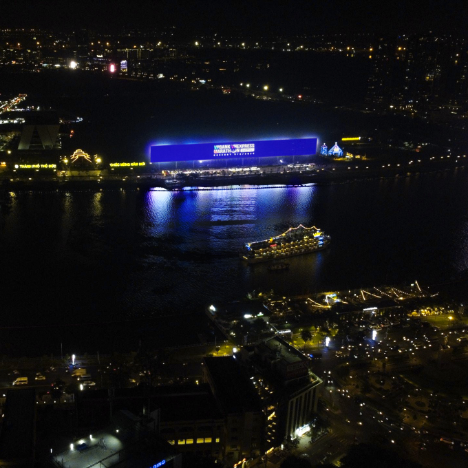 Sky Led Thủ Thiêm chiếu hình ảnh, quảng bá giải VPBank VnExpress Marathon Ho Chi Minh City Midnight 2024. Ảnh: Bizman Media
