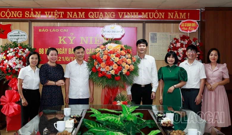 Agencies, units and localities congratulate Lao Cai Newspaper on the 98th anniversary of Vietnam Revolutionary Press Day photo 30