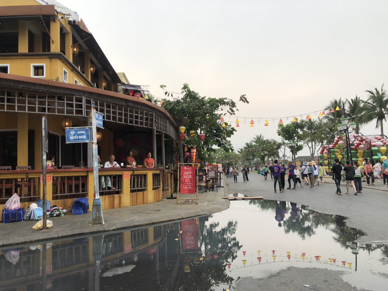 Khách du lịch ngồi bên nhà hàng bất đắc dĩ "ngắm một dòng sông khác" ngoài sông Hoài là vũng nước thải - Ảnh: C.T.