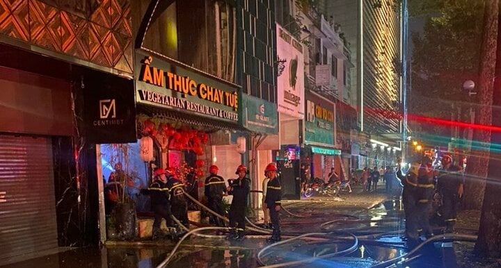 A vegetarian restaurant at 162 Tran Hung Dao, Nguyen Cu Trinh Ward, District 1, Ho Chi Minh City caught fire late at night. Photo: PC07.