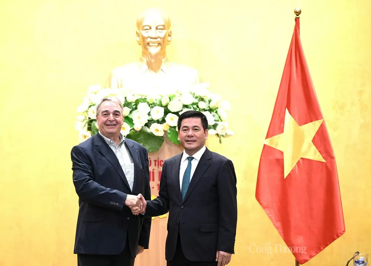 El Ministro Nguyen Hong Dien trabaja con el Profesor. Juan Kent