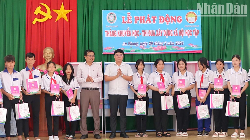 Trao học bổng, tủ sách khuyến học dịp năm học mới